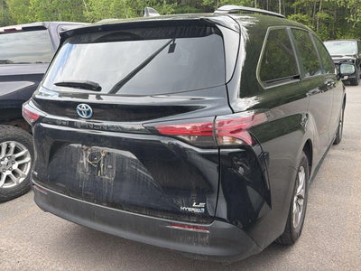 2022 Toyota Sienna LE