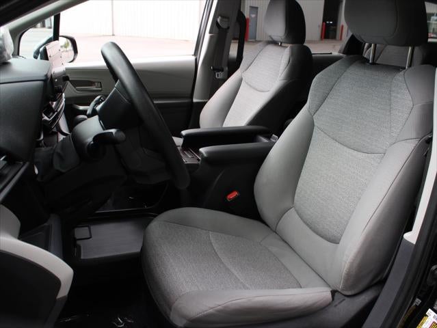2022 Toyota Sienna LE