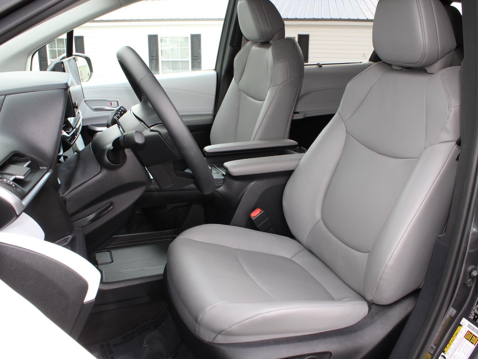 2025 Toyota Sienna LE